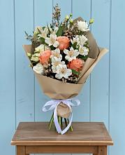 Букет цветов из:  Альстромерии, Лизиантусы, Розы и Хризантемы в Урус-Мартане