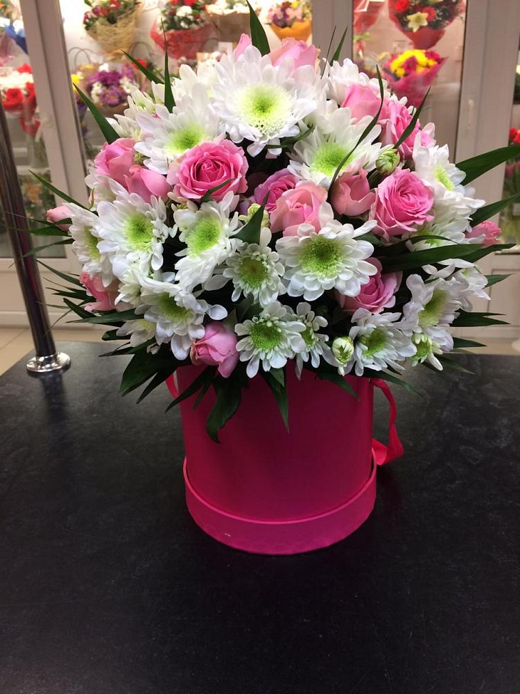 Цветочная композиция из Розы и Хризантемы в шляпной коробке в Урус-Мартане