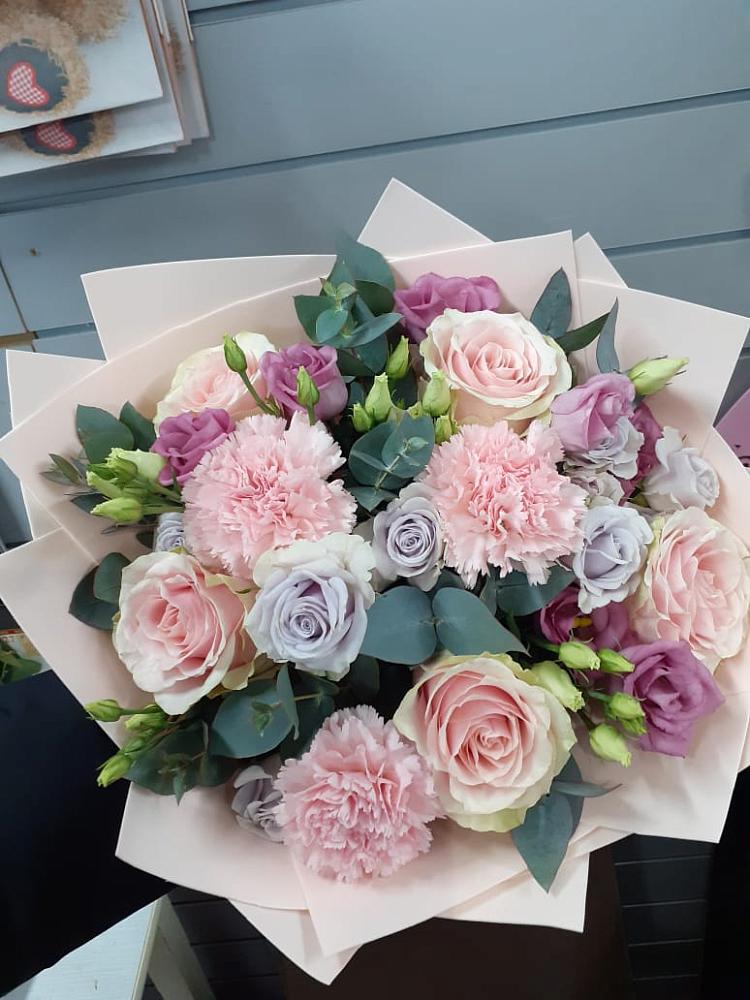 Букет цветов из: Розы, Гвоздики и Лизиантусы в Урус-Мартане